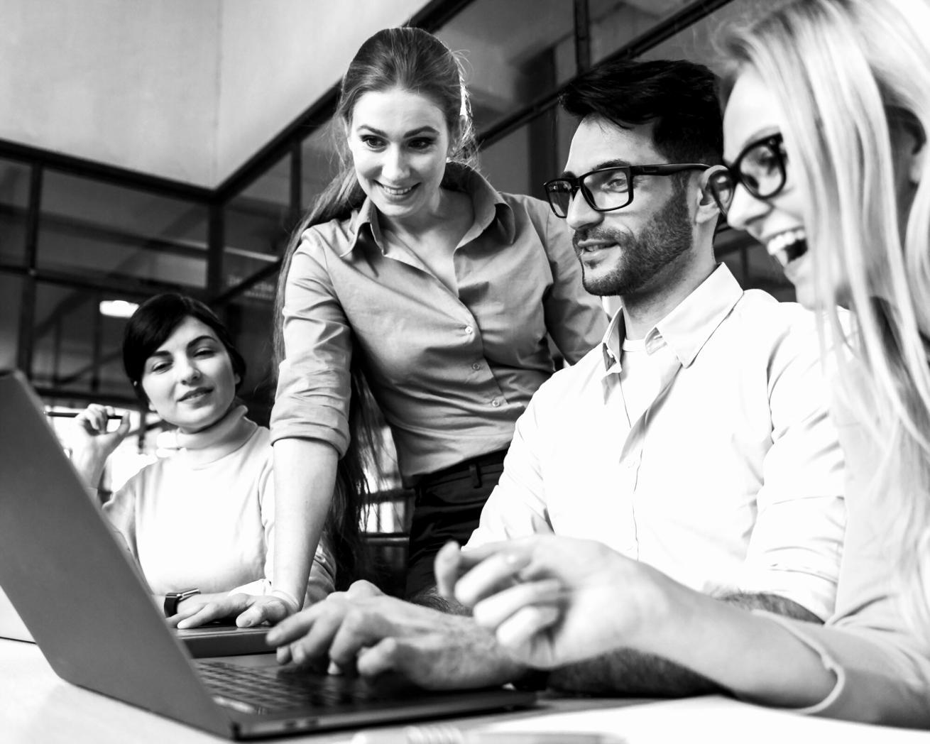 Gros plan sur des graphiques financiers et un ordinateur portable