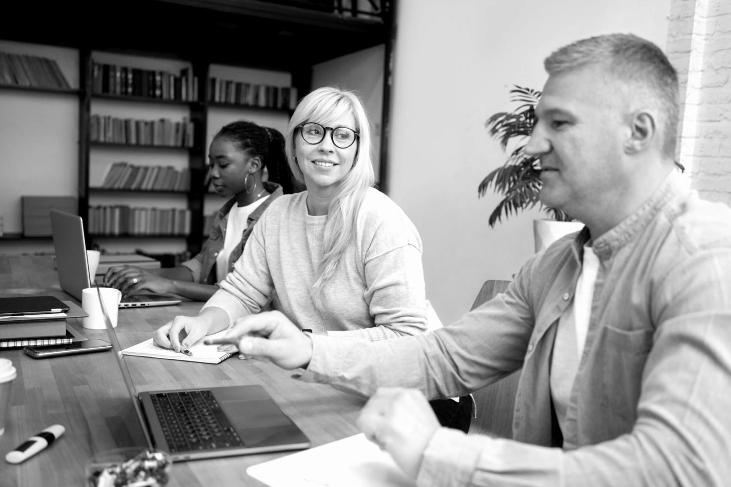 Entrepreneur analysant des documents financiers dans son bureau